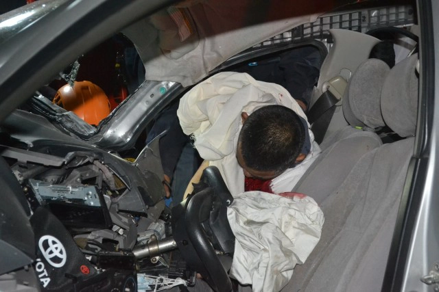 สลด ดาบตำรวจซิ่งเก๋งหลุดโค้งชนสิบล้อดับคาที่