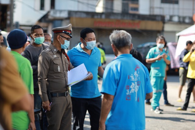 หนุ่มคลั่งขับเก๋งชนสองผัวเมียร้านอาหารตามสั่งหวิดดับ