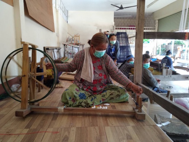 ผู้สูงอายุรวมกลุ่มทอเสื่อสร้างอาชีพว่างงานช่วงโควิด-หน้าแล้ง