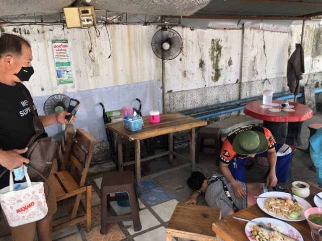หนุ่มคลั่งขับเก๋งชนสองผัวเมียร้านอาหารตามสั่งหวิดดับ