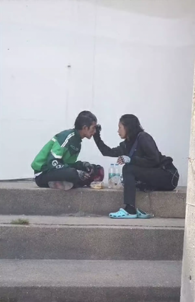 ชาวเน็ตซึ้งใจ "หนุ่มแกร็บนั่งกินข้าวกับแฟนสาว" ภาพนี้โดนใจคนสู้ชีวิตอย่างแรง