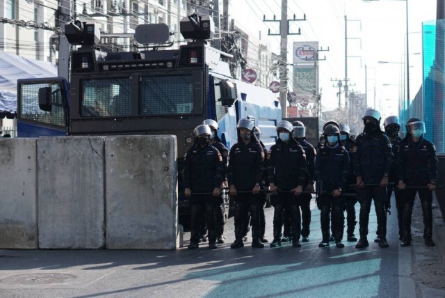 ตร.ตรึงกำลังหน้า สภ.คลองหลวง เตรียมรับมวลชนชุมนุม