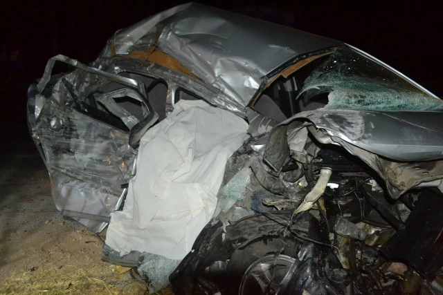 สลด ดาบตำรวจซิ่งเก๋งหลุดโค้งชนสิบล้อดับคาที่