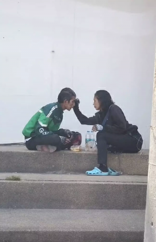ชาวเน็ตซึ้งใจ "หนุ่มแกร็บนั่งกินข้าวกับแฟนสาว" ภาพนี้โดนใจคนสู้ชีวิตอย่างแรง