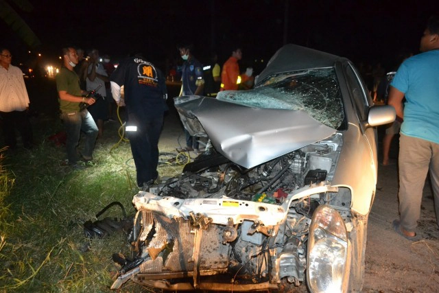 สลด ดาบตำรวจซิ่งเก๋งหลุดโค้งชนสิบล้อดับคาที่