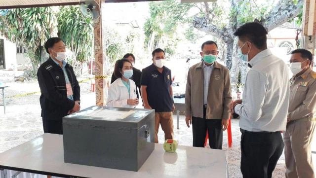 ประชาชนทยอยเดินทางลงคะแนน