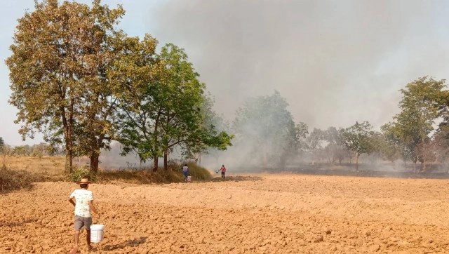 ชาวบ้านขนน้ำดับไฟวุ่น!ชาวนาลักจุดไฟเผาตอซังข้าว