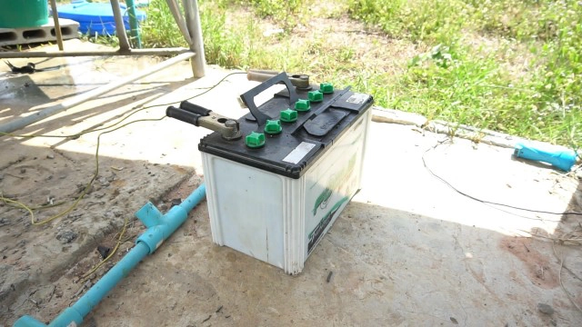 ลุงประดิษฐ์กังหันลมใช้กับปั๊มน้ำพร้อมผลิตไฟฟ้าใช้ในบ้าน