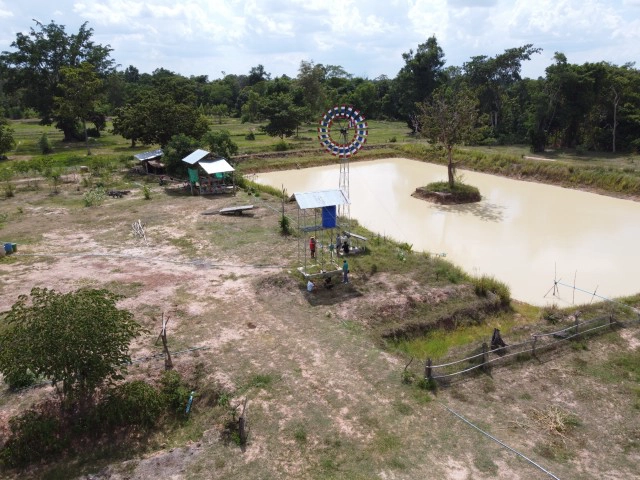 ลุงประดิษฐ์กังหันลมใช้กับปั๊มน้ำพร้อมผลิตไฟฟ้าใช้ในบ้าน