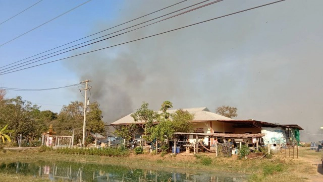 ชาวบ้านขนน้ำดับไฟวุ่น!ชาวนาลักจุดไฟเผาตอซังข้าว