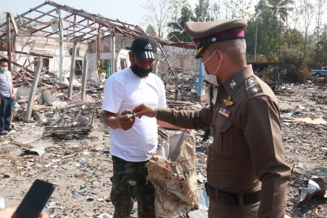 เจ้าของรง.พลุระเบิดมอบตัว-ขอโทษทั้งน้ำตา