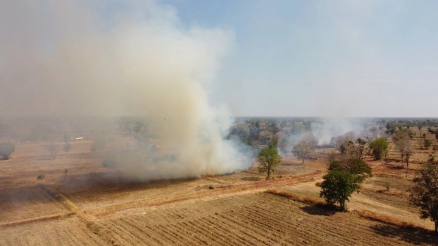 ชาวบ้านขนน้ำดับไฟวุ่น!ชาวนาลักจุดไฟเผาตอซังข้าว