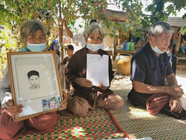 ยายวัย 70 ยอมโกนหัวแก้บน หากรัฐบาลยกเลิกเก็บเบี้ยคนแก่ย้อนหลัง