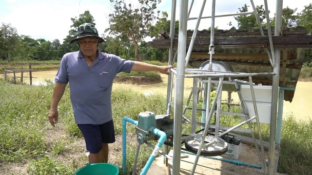 ลุงประดิษฐ์กังหันลมใช้กับปั๊มน้ำพร้อมผลิตไฟฟ้าใช้ในบ้าน
