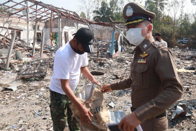 เจ้าของรง.พลุระเบิดมอบตัว-ขอโทษทั้งน้ำตา