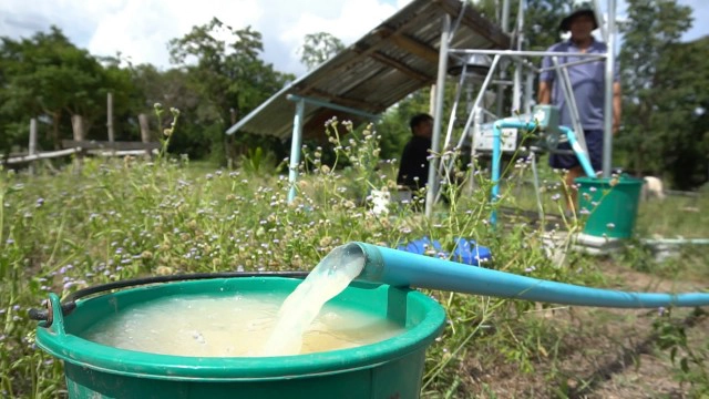 ลุงประดิษฐ์กังหันลมใช้กับปั๊มน้ำพร้อมผลิตไฟฟ้าใช้ในบ้าน