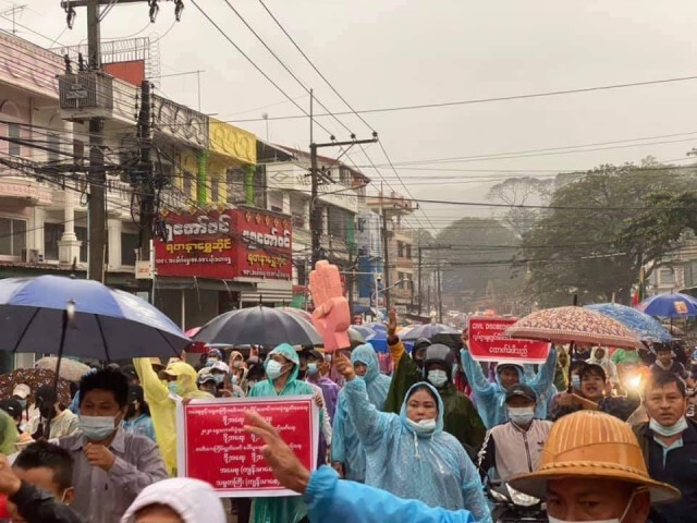 ชาวท่าขี้เหล็กนับพัน-เดินขบวนขับไล่รัฐบาลทหาร
