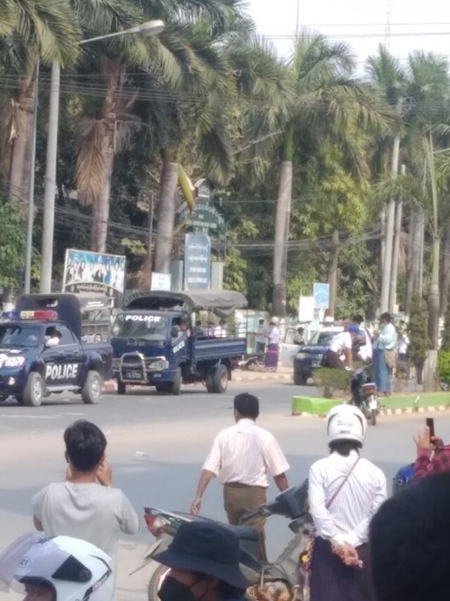 ปิดล้อมโรงพักเมียวดี-กดดันปล่อยตัวผู้ชุมนุม
