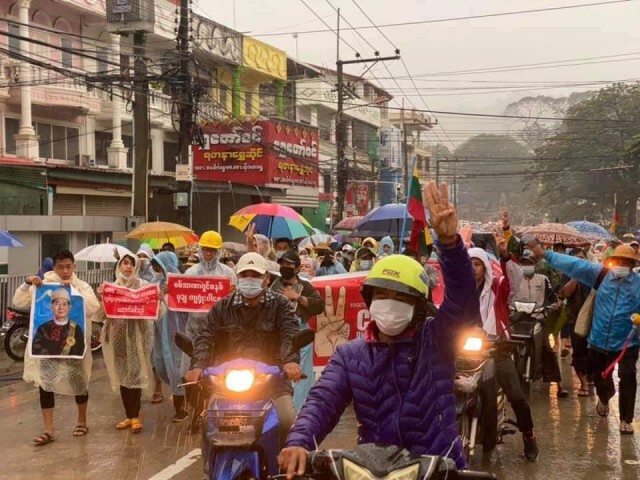 ชาวท่าขี้เหล็กนับพัน-เดินขบวนขับไล่รัฐบาลทหาร