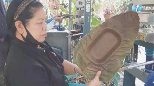 "ชาวบ้านต๋อม"ผลิตภาชนะจากใบไม้-ลดปัญหาไฟป่า