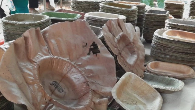 "ชาวบ้านต๋อม"ผลิตภาชนะจากใบไม้-ลดปัญหาไฟป่า