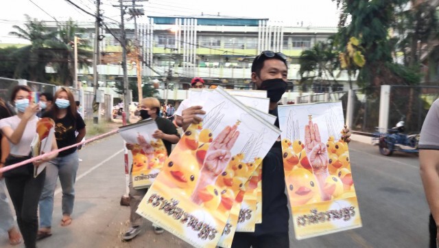 ไผ่ ดาวดิน แจกปฏิทินราษฎร 112 ฉบับ