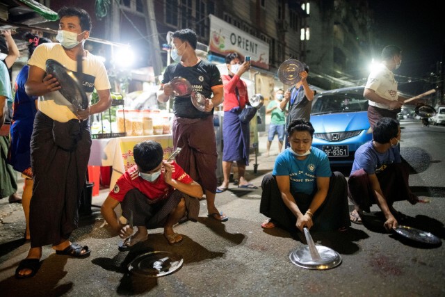ย่างกุ้ง "เคาะหม้อ" ประท้วงรัฐประหาร คืนที่ 5