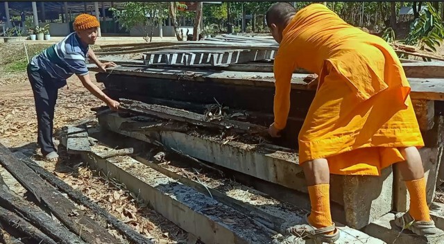 อนาถลูกสุนัขซุกซนมุดเข้ากองเสาปูนออกไม่ได้ดับ 1 รอด 1