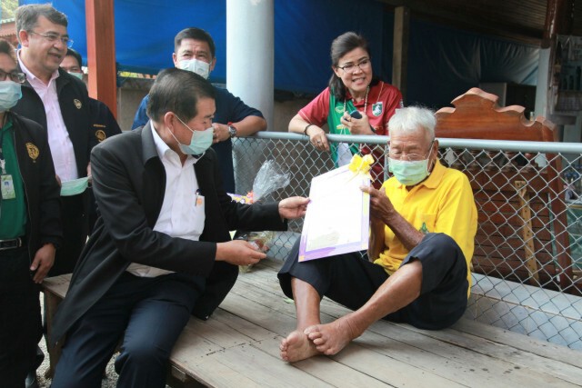 ซึ้งใจ! มอบโฉนดที่ดินถึงบ้าน
