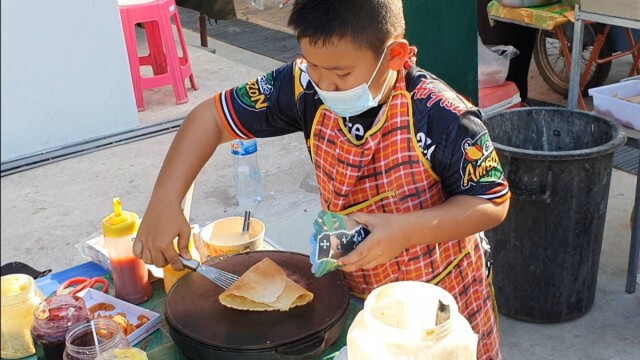 เด็ก9ขวบสู้ชีวิต ทำเครปขาย หารายได้ช่วยครอบครัวสู้โควิด-19