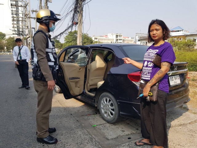 หนุ่มหัวร้อนตามจีบสาว หญิงไม่เล่นด้วยฉุนจัดคว้าเหล็กทุบรถเก๋งพังยับ