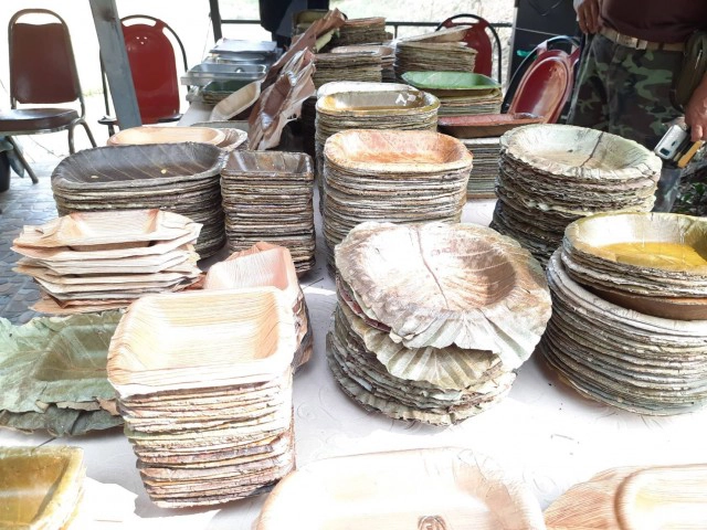 "ชาวบ้านต๋อม"ผลิตภาชนะจากใบไม้-ลดปัญหาไฟป่า