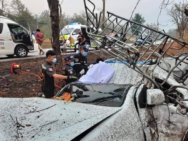 กระบะบรรทุกสตรอเบอร์รี่-พริกหยวก พลิกคว่ำ-ดับคารถ2