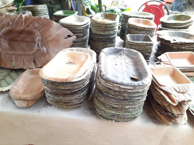 "ชาวบ้านต๋อม"ผลิตภาชนะจากใบไม้-ลดปัญหาไฟป่า