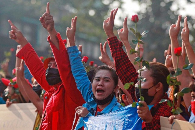 ตำรวจเมียนมา ฉีดน้ำใส่ผู้ชุมนุม ต่อต้านการรัฐประหาร