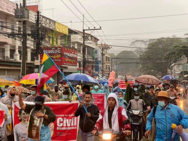 ชาวท่าขี้เหล็กนับพัน-เดินขบวนขับไล่รัฐบาลทหาร