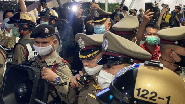 ผู้ชุมนุมแน่นสกายวอล์ค หลัง ‘รุ้ง ปนัสยา’ ประกาศ 1 ชั่วโมง
