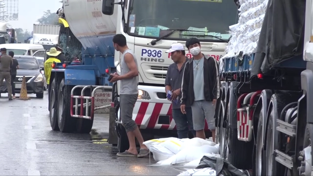 ฝนตกถนนลื่นรถบรรทุกชนแหลก 6 คันรวด โชคดีไม่ผู้เสียชีวิต