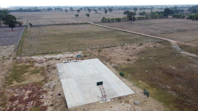 สุด งง ! สนามบาสโผล่กลางทุ่งนา