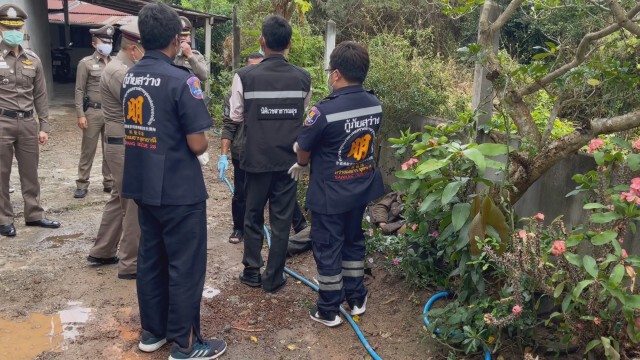 ผัวเมียข้ามรั้วทะเลาะเพื่อนบ้านถูกแทงดับเมียสาหัส