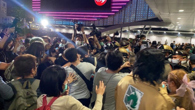 ผู้ชุมนุมแน่นสกายวอล์ค หลัง ‘รุ้ง ปนัสยา’ ประกาศ 1 ชั่วโมง