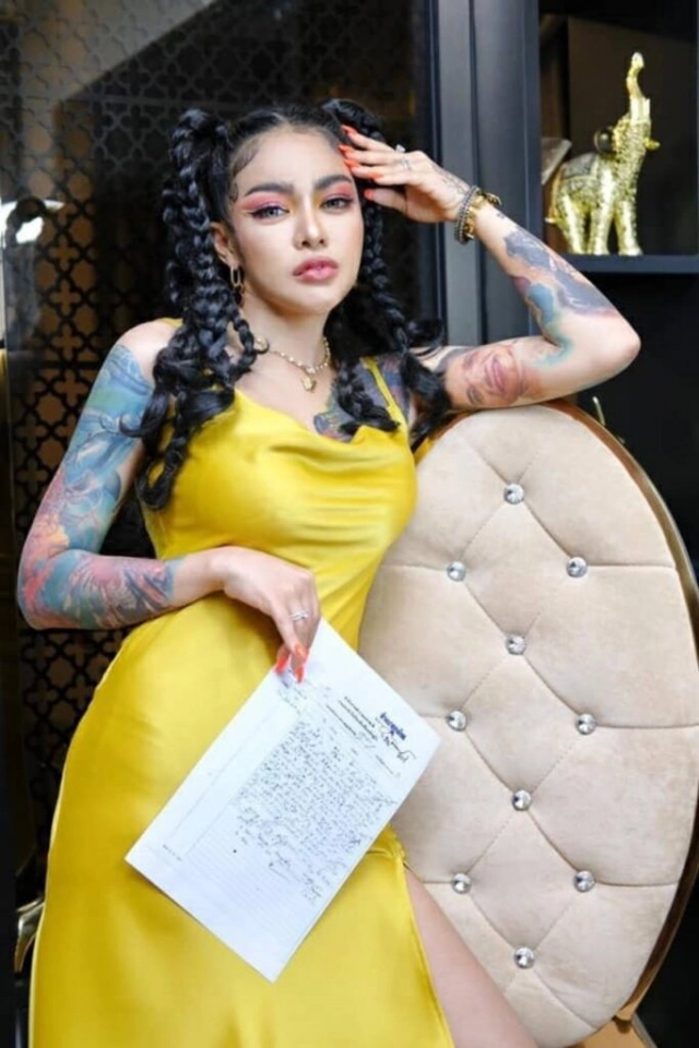 พิมรี่พาย จัดให้ ลุยฟ้องลูกค้าซื้อน้ำหอมแท้แต่โพสต์ด่า-กล่าวหาขายสินค้าปลอม