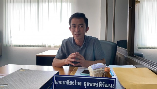 สุด งง ! สนามบาสโผล่กลางทุ่งนา