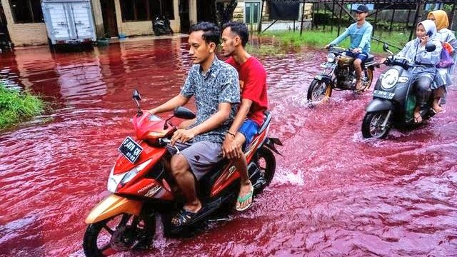 ชาวเน็ตอินโดตื่นตระหนก หลังเห็นภาพ 'สายน้ำสีเลือด' หวั่นอาจเป็นลางร้าย!!