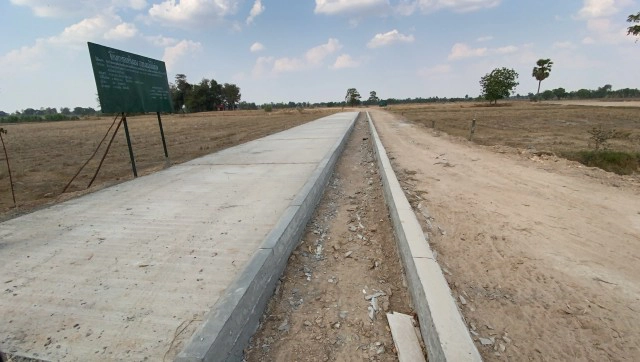 สุด งง ! สนามบาสโผล่กลางทุ่งนา