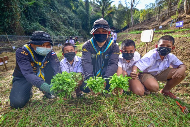ครูทหารพันธุ์ดี-นร.ปลูกผักสวนครัวเป็นอาหารกลางวัน