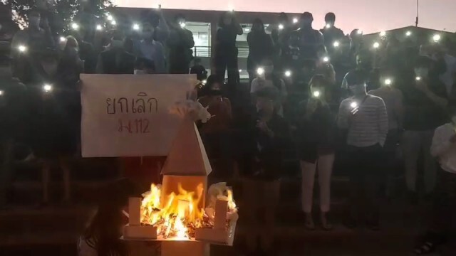 ราษฎรขอนแก่นวางดอกไม้จันทน์ฌาปนกิจศาลไทย
