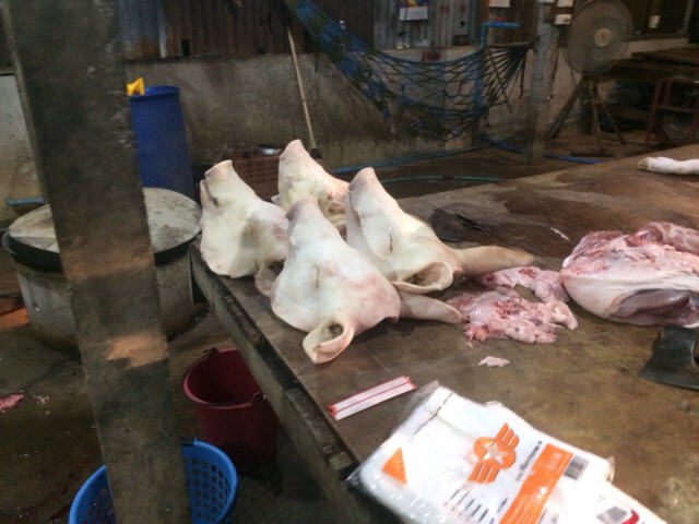 ทลายแหล่งจำหน่ายซากสุกรเถื่อน สร้างความมั่นใจผู้บริโภคตรุษจีน