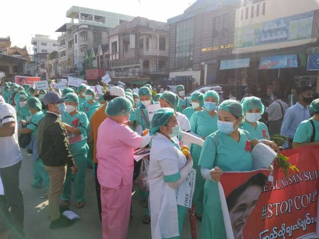 ชาวเมียนมานับพันคน ชุมนุมประท้วงต่อเนื่อง