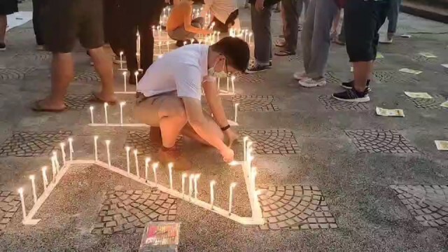 ราษฎรขอนแก่นวางดอกไม้จันทน์ฌาปนกิจศาลไทย
